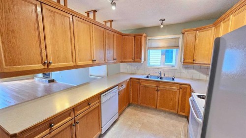 621 6 Avenue Sw, Sundre, AB - Indoor Photo Showing Kitchen With Double Sink
