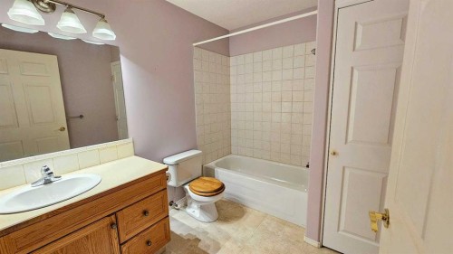 621 6 Avenue Sw, Sundre, AB - Indoor Photo Showing Bathroom