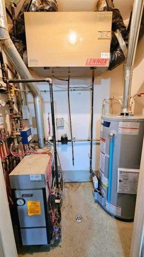 621 6 Avenue Sw, Sundre, AB - Indoor Photo Showing Garage