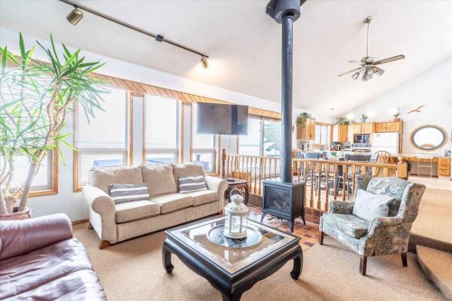 35 Lakeshore Drive, Grandview, AB - Indoor Photo Showing Living Room