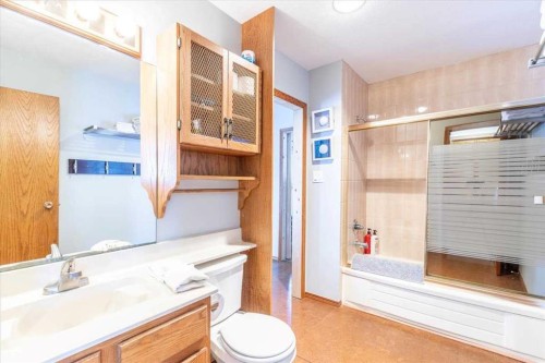 35 Lakeshore Drive, Grandview, AB - Indoor Photo Showing Bathroom