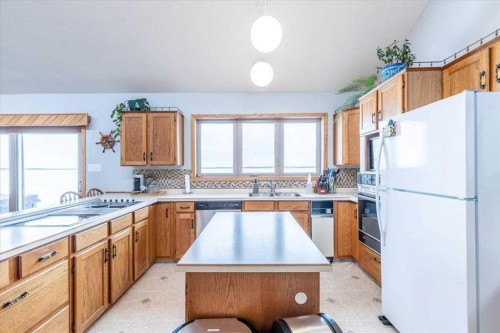 35 Lakeshore Drive, Grandview, AB - Indoor Photo Showing Kitchen With Double Sink