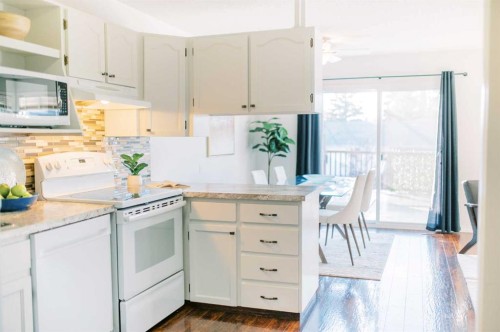 4916A 53 Street, Stettler, AB - Indoor Photo Showing Kitchen