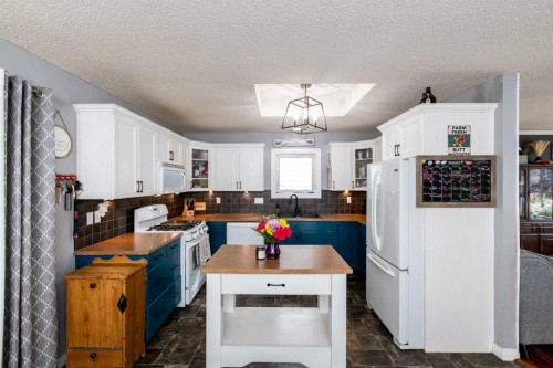 62 Rupert Crescent, Red Deer, AB - Indoor Photo Showing Kitchen