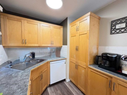 5821 44 Avenue, Red Deer, AB - Indoor Photo Showing Kitchen