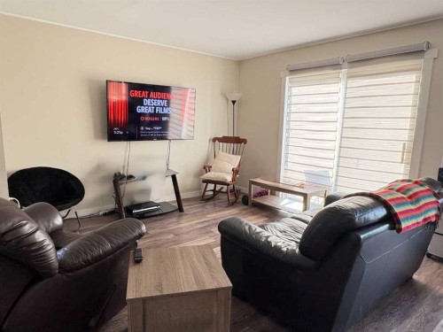 5821 44 Avenue, Red Deer, AB - Indoor Photo Showing Living Room