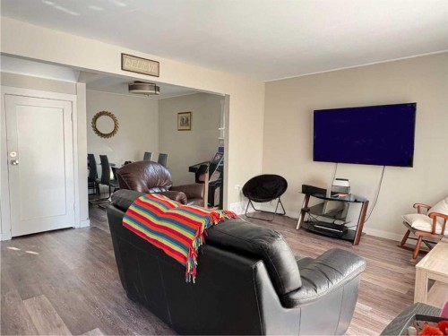 5821 44 Avenue, Red Deer, AB - Indoor Photo Showing Living Room