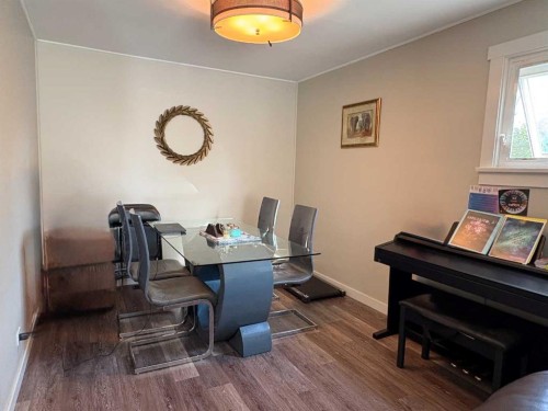 5821 44 Avenue, Red Deer, AB - Indoor Photo Showing Dining Room