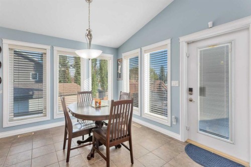 5 Heritage Drive, Penhold, AB - Indoor Photo Showing Dining Room