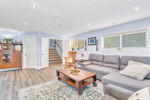 5 Heritage Drive, Penhold, AB - Indoor Photo Showing Living Room