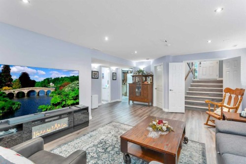 5 Heritage Drive, Penhold, AB - Indoor Photo Showing Living Room