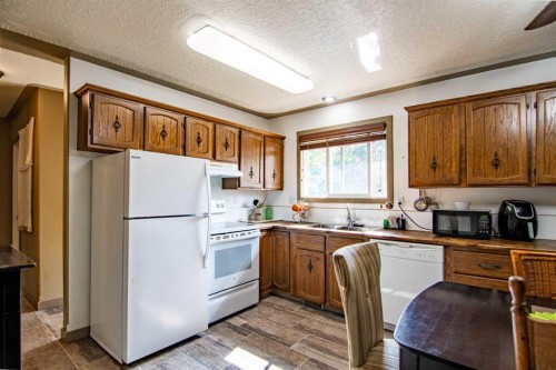 31 Bettenson Street, Red Deer, AB - Indoor Photo Showing Kitchen
