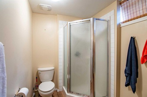 31 Bettenson Street, Red Deer, AB - Indoor Photo Showing Bathroom
