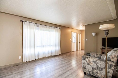 31 Bettenson Street, Red Deer, AB - Indoor Photo Showing Living Room