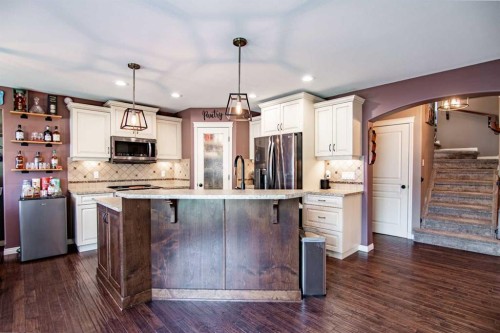 51 Illingworth Close, Red Deer, AB - Indoor Photo Showing Kitchen With Upgraded Kitchen