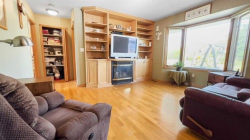 6 Drake Street, Fleet, AB - Indoor Photo Showing Living Room
