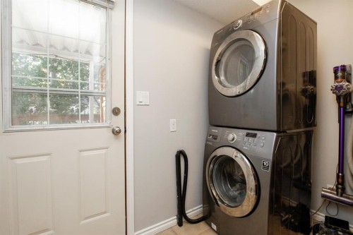 238 Davison Drive, Red Deer, AB - Indoor Photo Showing Laundry Room