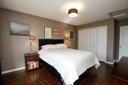 238 Davison Drive, Red Deer, AB - Indoor Photo Showing Bedroom