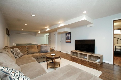 238 Davison Drive, Red Deer, AB - Indoor Photo Showing Living Room