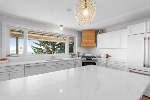 40017 Rr23, Rural Lacombe County, AB - Indoor Photo Showing Kitchen With Upgraded Kitchen