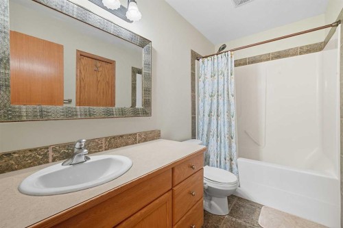 61 Leung Close, Red Deer, AB - Indoor Photo Showing Bathroom