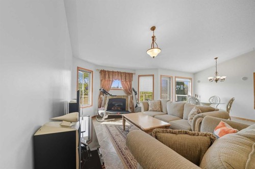 61 Leung Close, Red Deer, AB - Indoor Photo Showing Living Room