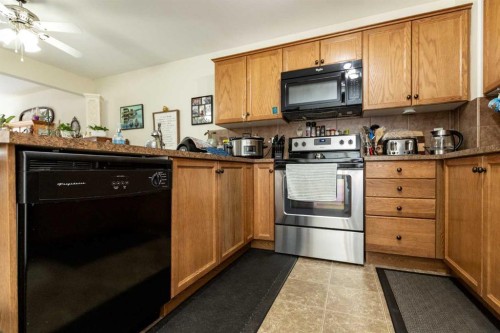 24 Legend Court, Sylvan Lake, AB - Indoor Photo Showing Kitchen