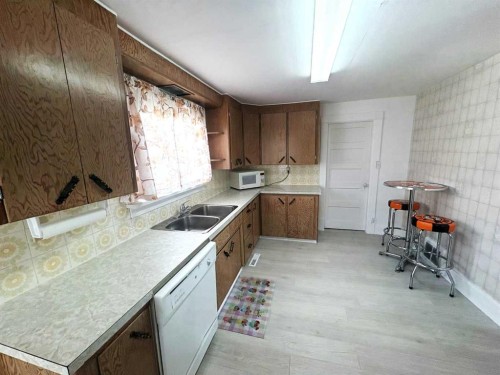 220 Lady Vivian Avenue West, Galahad, AB - Indoor Photo Showing Kitchen With Double Sink