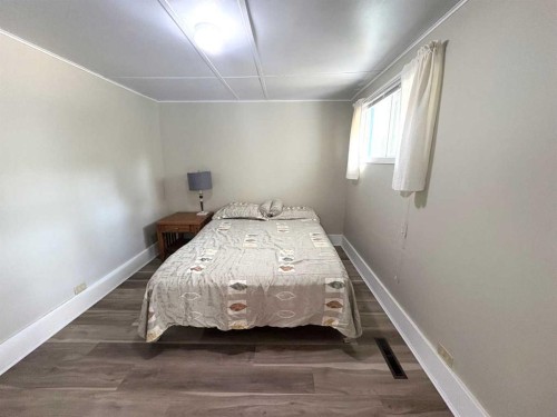 220 Lady Vivian Avenue West, Galahad, AB - Indoor Photo Showing Bedroom