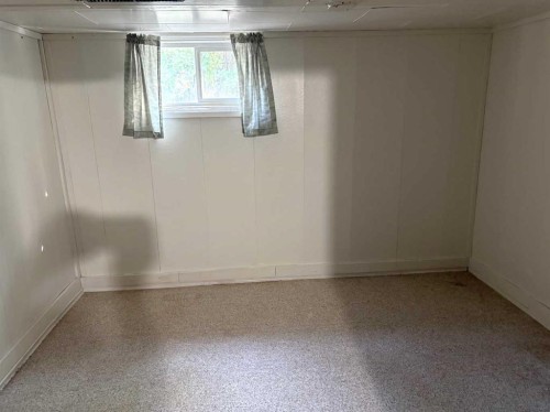 220 Lady Vivian Avenue West, Galahad, AB - Indoor Photo Showing Other Room