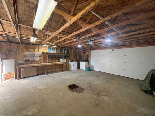 220 Lady Vivian Avenue West, Galahad, AB - Indoor Photo Showing Garage