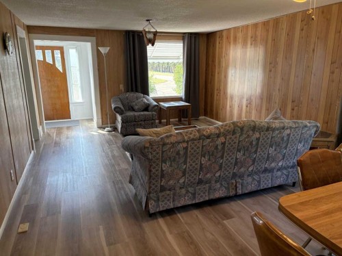 220 Lady Vivian Avenue West, Galahad, AB - Indoor Photo Showing Living Room