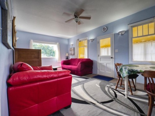 315 Devilder Avenue East, Trochu, AB - Indoor Photo Showing Living Room
