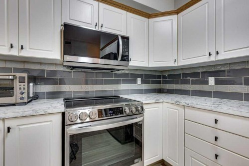 304-5300 48 Street, Red Deer, AB - Indoor Photo Showing Kitchen