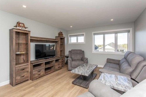 18 Cameron Court, Lacombe, AB - Indoor Photo Showing Living Room