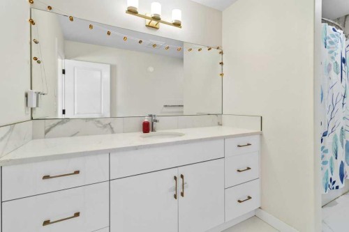30 Thayer Close, Red Deer, AB - Indoor Photo Showing Bathroom