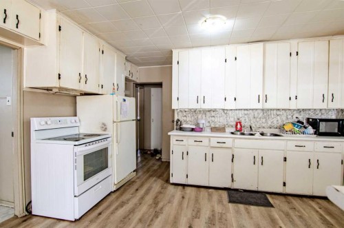 5626 42 Street, Red Deer, AB - Indoor Photo Showing Kitchen With Double Sink