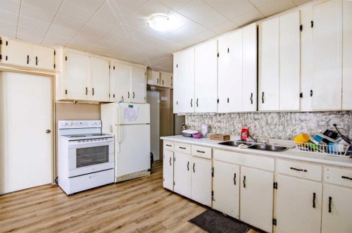 5626 42 Street, Red Deer, AB - Indoor Photo Showing Kitchen With Double Sink