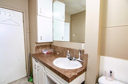 5626 42 Street, Red Deer, AB - Indoor Photo Showing Bathroom