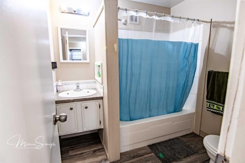 5626 42 Street, Red Deer, AB - Indoor Photo Showing Bathroom