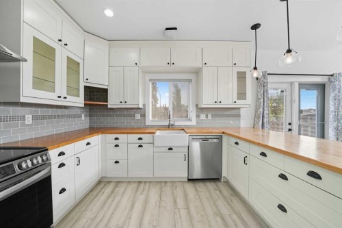 5005 40 Street, Sylvan Lake, AB - Indoor Photo Showing Kitchen