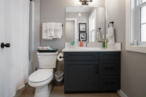 5200 36 Avenue, Camrose, AB - Indoor Photo Showing Bathroom