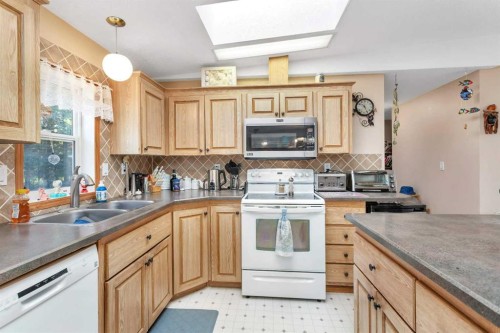 220-5241 Township Road 325A, Rural Mountain View County, AB - Indoor Photo Showing Kitchen With Double Sink