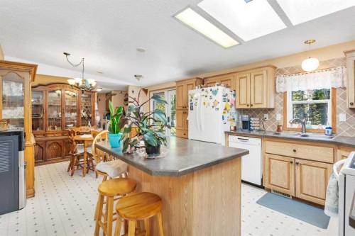 220-5241 Township Road 325A, Rural Mountain View County, AB - Indoor Photo Showing Kitchen With Double Sink