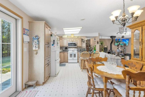 220-5241 Township Road 325A, Rural Mountain View County, AB - Indoor Photo Showing Dining Room