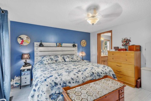 220-5241 Township Road 325A, Rural Mountain View County, AB - Indoor Photo Showing Bedroom