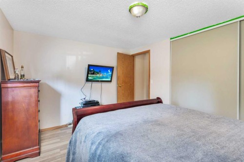 220-5241 Township Road 325A, Rural Mountain View County, AB - Indoor Photo Showing Bedroom