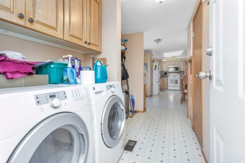 220-5241 Township Road 325A, Rural Mountain View County, AB - Indoor Photo Showing Laundry Room