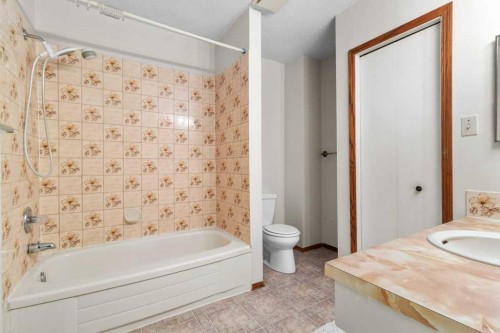 59 Nyman Crescent, Red Deer, AB - Indoor Photo Showing Bathroom