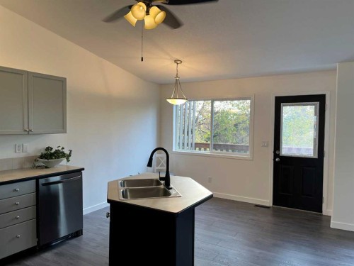 65 Leung Place, Blackfalds, AB - Indoor Photo Showing Kitchen With Double Sink